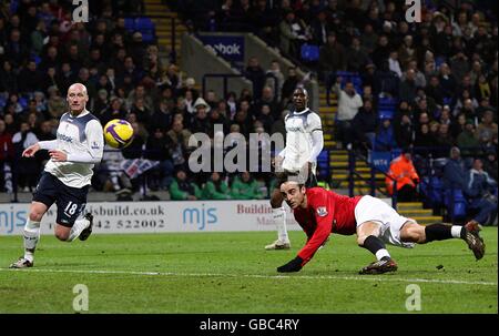 Fußball - Barclays Premier League - Bolton Wanderers gegen Manchester United - Reebok Stadium. Dimitar Berbatov von Manchester United erzielt das erste Tor des Spiels. Stockfoto