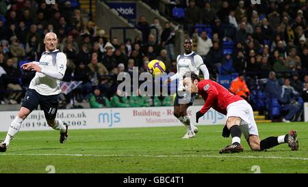 Fußball - Barclays Premier League - Bolton Wanderers gegen Manchester United - Reebok Stadium. Dimitar Berbatov von Manchester United erzielt das erste Tor des Spiels. Stockfoto