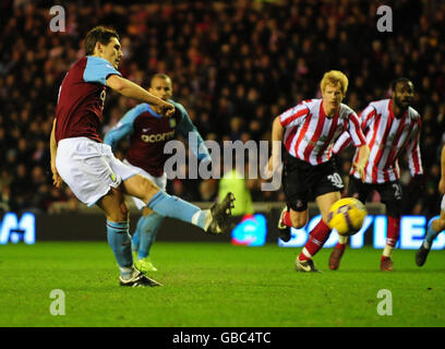 Fußball - Barclays Premier League - Sunderland / Aston Villa - Stadium of Light. Gareth Barry von Aston Villa punktet beim Spiel der Barclays Premier League im Stadium of Light, Sunderland, am Strafpunkt. Stockfoto