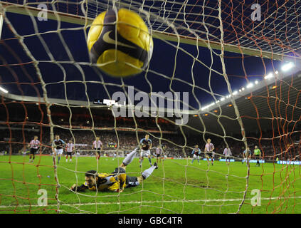 Fußball - Barclays Premier League - Sunderland / Aston Villa - Stadium of Light. Gareth Barry von Aston Villa punktet beim Barclays Premier League-Spiel im Stadium of Light, Sunderland, mit dem Penlty-Platz. Stockfoto