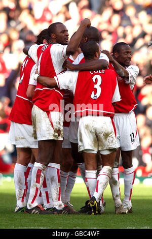 Fußball - AXA FA Cup - Fünfte Runde - Arsenal gegen Chelsea. Das Arsenal-Team feiert seinen Sieg Stockfoto