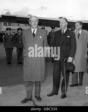 Premierminister Harold Macmillan verließ das Land mit dem Innenminister R.A Butler bei der Ankunft aus Amerika am Flughafen London. Stockfoto