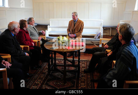 Der Prinz von Wales trifft Quäker und Anwohner im Quaker Meeting House, Brent Broughton in Lincolnshire. Stockfoto