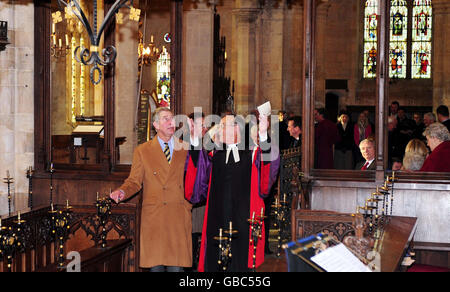 Rev. Dr. Alan Megahey (Mitte rechts) begrüßt den Prince of Wales in der St. Helen's Church, Brent Broughton in Lincolnshire. Stockfoto