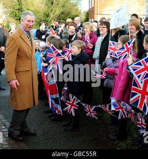 Schulkinder begrüßen den Prince of Wales, als er in der St. Helen's Church in Brent Broughton, Lincolnshire ankommt. Stockfoto