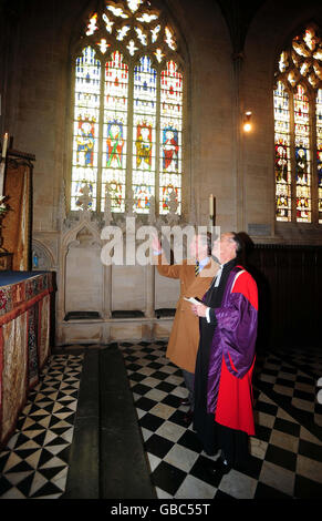 Rev. Dr. Alan Megahey (rechts) zeigt dem Prinzen von Wales den Altar der St. Helen's Church in Brent Broughton, Lincolnshire. Stockfoto