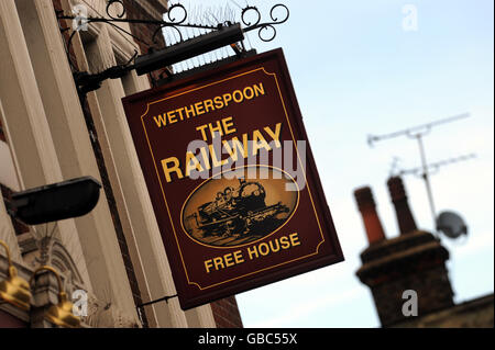 Allgemeine Ansicht des JD Wetherspoon Pub Schild an einem öffentlichen Haus in Putney Südwesten Londons. Stockfoto