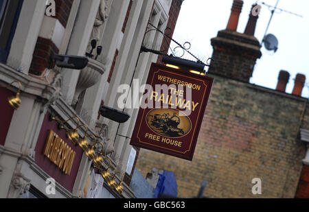 JD Wetherspoon. Allgemeine Ansicht des JD Wetherspoon Pub-Schildes an einem öffentlichen Haus in Putney im Südwesten Londons. Stockfoto