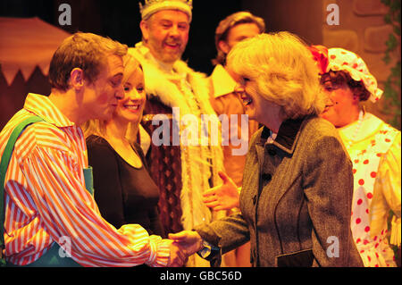 Die Herzogin von Cornwall trifft Jon Monie, der in der Pantomime Jack and the Beanstalk den einfachen Simon spielt, während eines Besuchs im Theatre Royal in Bath. Stockfoto