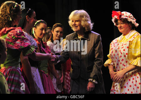 Die Herzogin von Cornwall spricht mit jungen Mitgliedern der Dorothy Coleborn School of Dance, die auch in der Pantomime Jack und der Beanstalk auftreten, während eines Besuchs im Theatre Royal in Bath. Stockfoto