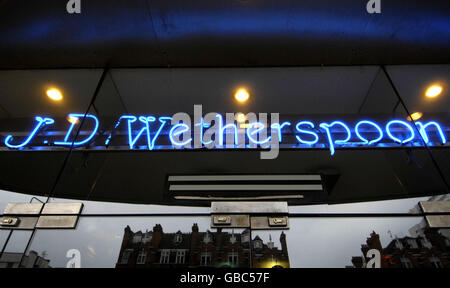 Gesamtansicht eines JD Wetherspoon Pubs im Zentrum von London. Stockfoto