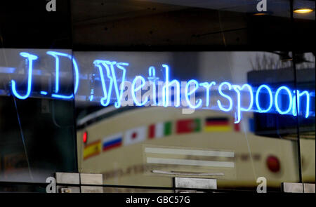 JD Wetherspoon. Gesamtansicht eines JD Wetherspoon Pubs im Zentrum von London. Stockfoto
