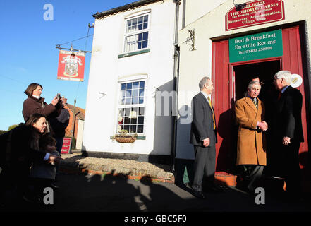 Der Prinz von Wales trifft im Dorf Marston auf Einheimische, während er die Thorold Arms besucht, die an der Initiative "Pub is the Hub" teilgenommen haben. Stockfoto