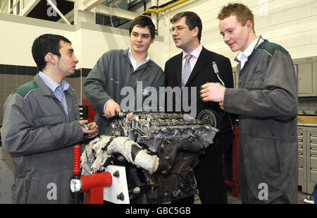 (Von links nach rechts) die Auszubildenden Jason Dalmas, Andrew Lowe und Ashley Colvin sprechen mit Jaguar Land Rover Chief Executive David Smith (zweiter rechts) an der neuen energieeffizienten Schulungsakademie von Jaguar Land Rover in Warwick. Stockfoto