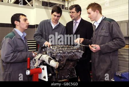 (Von links nach rechts) die Auszubildenden Jason Dalmas, Andrew Lowe und Ashley Colvin sprechen mit Jaguar Land Rover Chief Executive David Smith (zweiter rechts) an der neuen energieeffizienten Schulungsakademie von Jaguar Land Rover in Warwick. Stockfoto