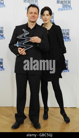 Regisseur Michael Grandage (rechts) gewinnt den Theatre Award für Othello im Donmar Warehouse, verliehen von Gina McKee bei den South Bank Show Awards im Dorchester Hotel im Zentrum von London. Stockfoto