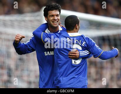 Chelsea's Michael Ballack (links) feiert mit Teamkollege Ashley Cole, nachdem er das erste Tor des Spiels erzielt hat. Stockfoto