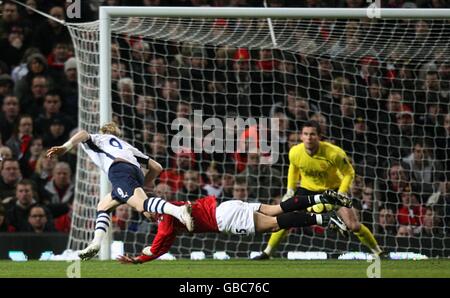 Fußball - FA Cup - vierte Runde - Manchester United gegen Tottenham Hotspur - Old Trafford. Roman Pavlyuchenko (links) von Tottenham Hotspur erzielt das erste Tor des Spiels. Stockfoto