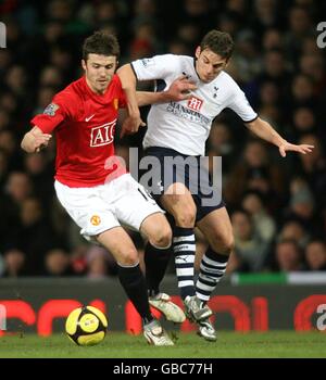 Fußball - FA Cup - vierte Runde - Manchester United gegen Tottenham Hotspur - Old Trafford. Michael Carrick von Manchester United (links) und David Bentley von Tottenham Hotspur kämpfen um den Ball. Stockfoto