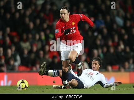 Dimitar Berbatov (Mitte) von Manchester United überspringt die Herausforderung von Giovani Dos Santos von Tottenham Hotspur. Stockfoto