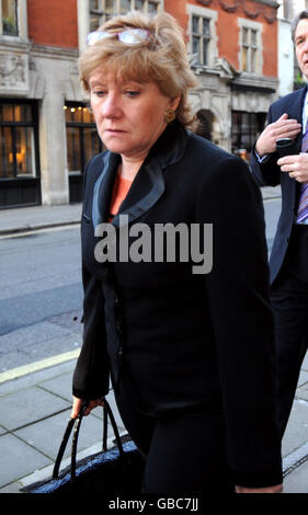 Christine Laird, 52, die ehemalige Vorstandsvorsitzende des Stadtrats von Cheltenham, trifft am High Court in London ein. Stockfoto