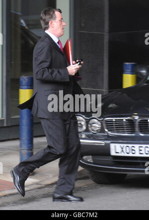 Wirtschaftsminister Lord Mandelson verlässt sein Büro in London auf dem Weg zum House of Lords. Stockfoto