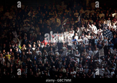 Fußball - Carling Cup - Finale - Middlesbrough gegen Bolton Wanderers. Ein Lichtschaft trifft die Fans von Bolton Wanderers Stockfoto