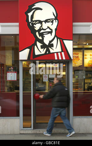 Allgemeine Ansicht eines Zweiges von Kentucky Fried Chicken, oder KFC, auf Clapham High Street, Clapham, Südwesten von London. Stockfoto