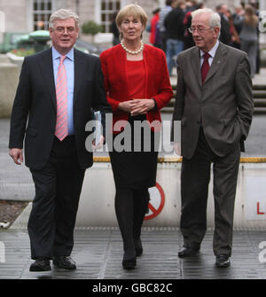 Labour-Führer Eamon Gilmore (links) auf dem Weg in den Dail mit Labours Liz McManus und Emmet Stagg am ersten Tag nach der Weihnachtspause. Stockfoto