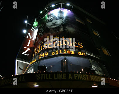 Allgemeine Ansicht des Queen's Theatre in London, das derzeit Les Miserables zeigt. Stockfoto