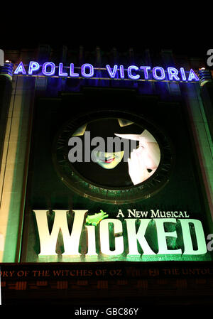 Theaterbeständen. Gesamtansicht des Apollo Victoria Theatre in London, das derzeit Wicked zeigt. Stockfoto