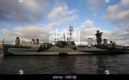 Londoner Aktien. Ein allgemeines Stockbild von südlich der Themse, vorbei an der HMS Belfast, in Richtung City of London. Stockfoto