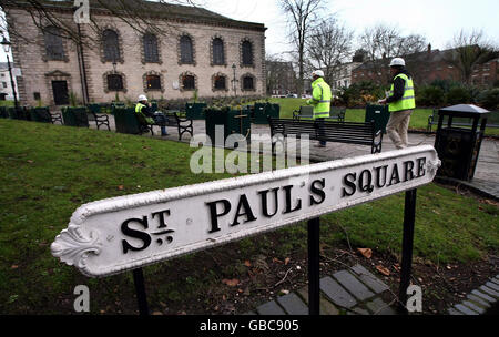 St. Paul's Square in Birmingham, in der Nähe des Juwelierviertels der Stadt, zeigt Beispiele von Schildern mit und ohne Apostroph. Stockfoto