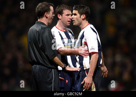 Fußball - Nationwide League Division One - Norwich City / West Bromwich Albion. Schiedsrichter Brian Curson (l) wird von Sean Gregan und Bernt Haas von West Bromwich Albion konfrontiert (r) Stockfoto