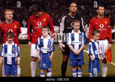 (Ab r-l) Paul Scholes, Ruud Van Nistelrooy, Tim Howard und Ryan Giggs von Manchester United stellen sich vor dem Spiel mit den Maskottchen auf Stockfoto