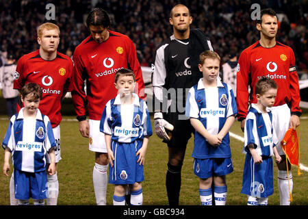 (Ab r-l) Paul Scholes, Ruud Van Nistelrooy, Tim Howard und Ryan Giggs von Manchester United stellen sich vor dem Spiel mit den Maskottchen auf Stockfoto