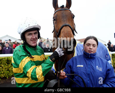 Pferderennen - Wincanton Rennbahn. Tony McCoy mit Stradbrook nach ihrem Sieg in der Bruton Handicap-Hürde auf der Wincanton Racecourse, Somerset. Stockfoto