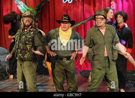 Von links nach rechts: Justin Lee Collins, Martin Sheen und Alan Carr spielen für eine komödiantische Skizze von 'Apocalypse Wow' während der Dreharbeiten zu Channel 4's The Sunday Night Project, das am Sonntag, 1. Februar 2009 @ 2200 übertragen wird. Stockfoto