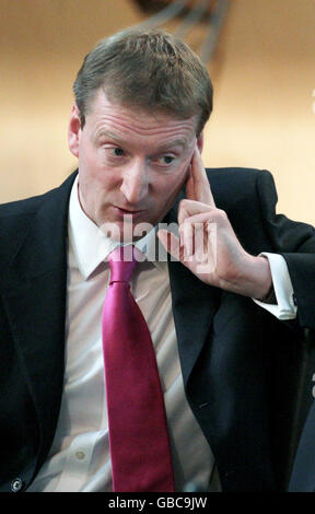 Der schottische Liberalführer Tavish Scott blickt auf die Fragen des Ersten Ministers im schottischen Parlament in Edinburgh. Stockfoto