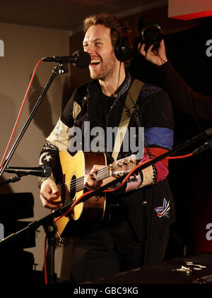 Chris Martin von Coldplay bei einem Soundcheck vor seinem XFM Live Session Gig, im Capital Radio am Leicester Square im Zentrum von London. Stockfoto