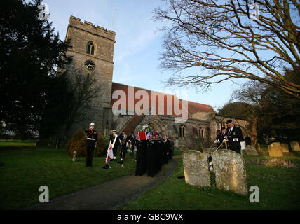 Ein Royal Marine Bugler klingt letzten Post über dem Sarg von William 'Bill' Stone, als er die Kirche nach seiner Beerdigung in St. Leonard's Church in Watlington verlässt. Stockfoto