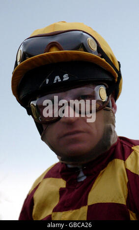 Jockey Jimmy Quinn auf Fulford, vor dem William Hill Telewetten auf 0800 44 40 40 Handicap Stakes auf der Southwell Racecourse. Stockfoto