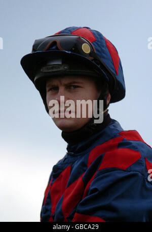 Pferderennen - Southwell Racecourse. Jockey Liam Jones auf Ronnie Howe, vor dem William Hill Telewetten auf 0800 44 40 40 Handicap Stakes auf der Southwell Racecourse. Stockfoto