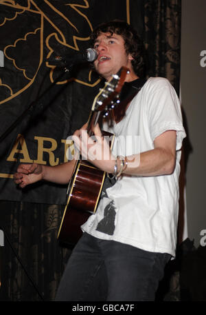 Luke Pritchard von den Kooks spielt ein geheimes akustisches Set im Hawley Arms in Camden Town im Norden Londons. Stockfoto