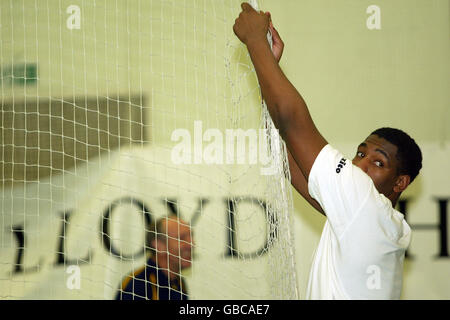 Cricket - Surrey County Cricket Club - Fachmesse in der George Abt Schule Stockfoto