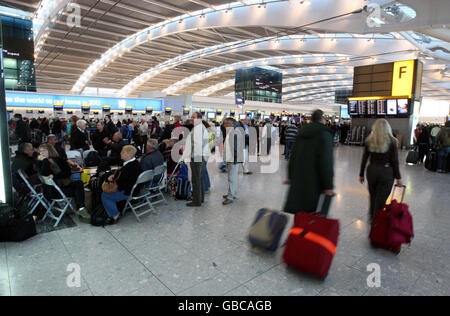 Passagiere stehen im Terminal 5 am Flughafen Heathrow an, nachdem am Flughafen gestern fast 800 Flüge aufgrund von starkem Schneefall gestrichen wurden und andere lange Verspätungen hatten. Stockfoto