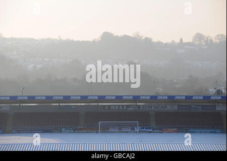 Schnee bedeckt den Platz im Sixfields Stadium von Northampton Town. Stockfoto