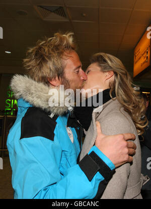 Ben Fogle küsst seine Frau Marina bei seiner Rückkehr zum Flughafen Heathrow, Terminal 3, nachdem er und James Cracknell vom Amundsen Omega 3-Rennen am Südpol zurückgekehrt sind. Stockfoto