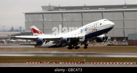 Das Foto wurde am 28./01/2009. Eines Jumbo-Jets von British Airways 747 aufgenommen, auf dem zum 10. Geburtstag der Organisation „oneworld“ gemalt wurde und vom Flughafen Heathrow nach Tokio abfliegt. Stockfoto