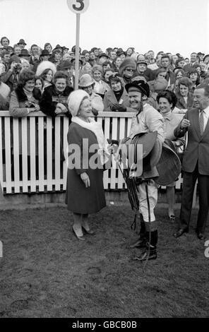 Terry Biddlecombe (r) chattet mit der Königinnen-Mutter (l), nachdem sie im Gold Cup, dem letzten Rennen seiner Karriere, Dritter wurde Stockfoto